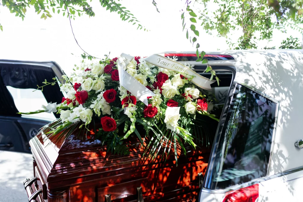 La cérémonie funéraire rend un hommage à la fois collectif et personnalisé